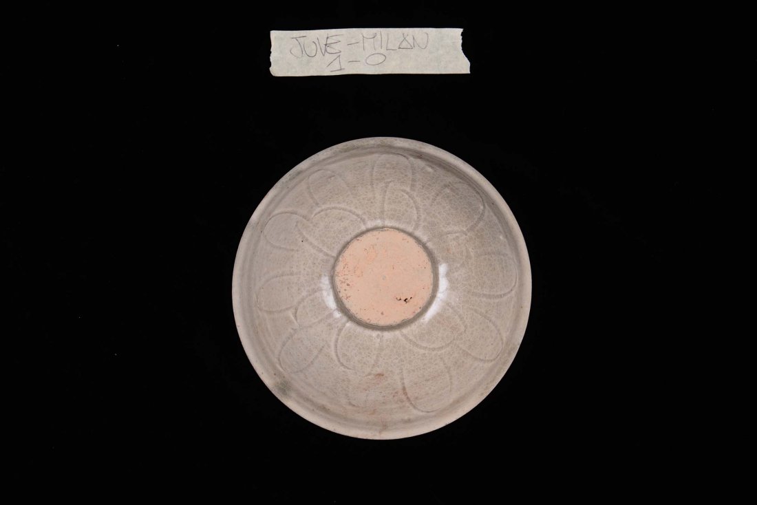 A white engraved earthenware Qingbai bowl decorated wit - 2
