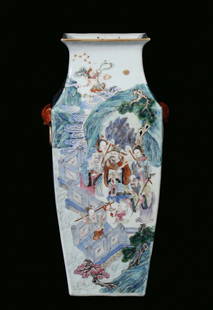 A squared section porcelain vase, China, Qing Dynasty, : decoro policromo con paesaggio e personaggi, h cm 37