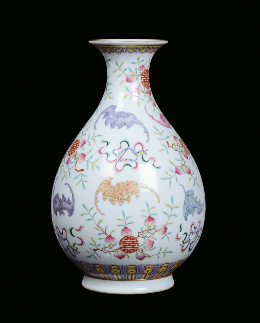 A polychrome porcelain vase with bats and peaches, Chin: marca e del periodo, h cm 31