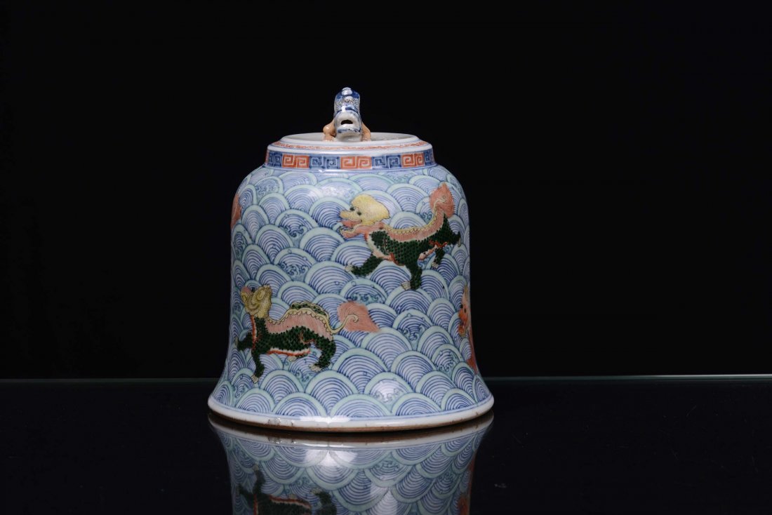 A porcelain bell decorated with five colours with Pho d - 2