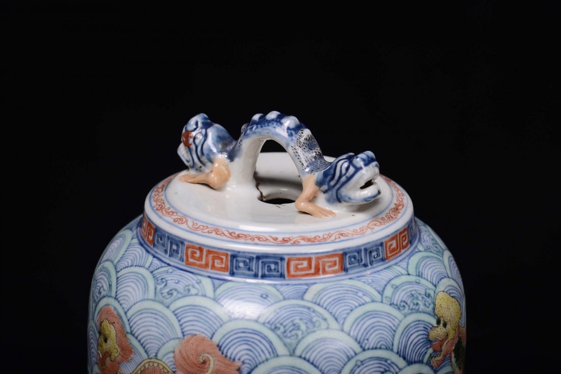 A porcelain bell decorated with five colours with Pho d - 3