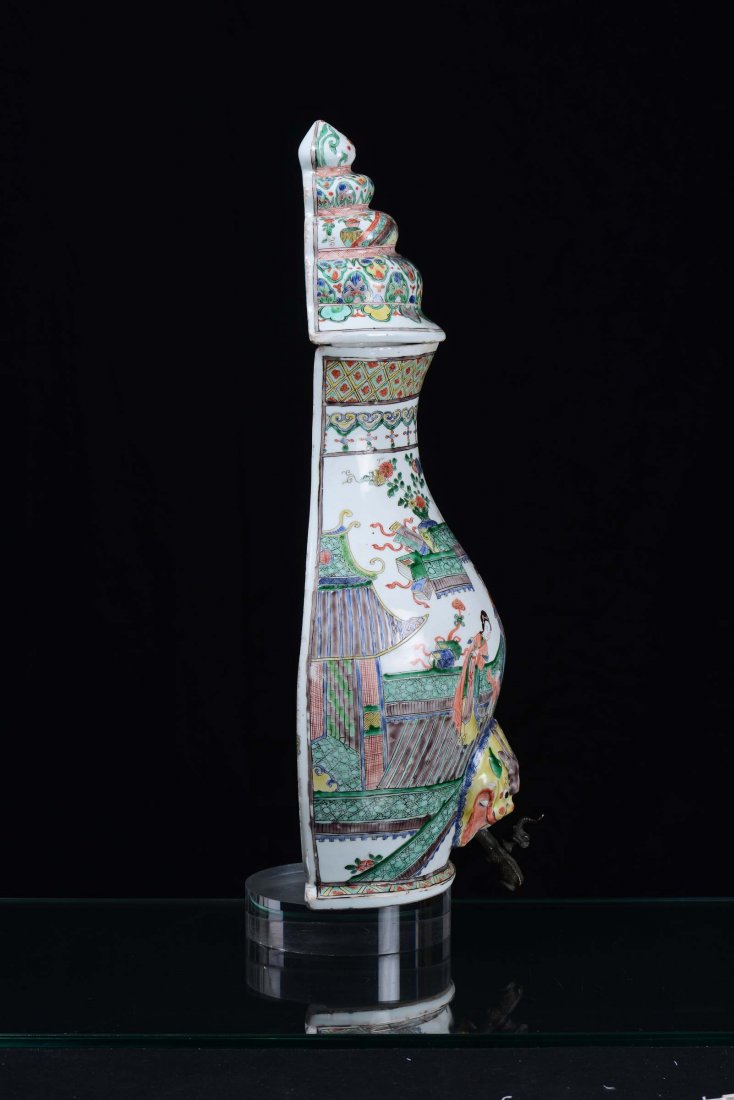 A polychrome decoration with oriental figures and templ - 2