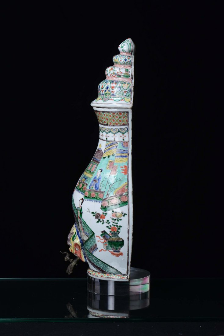 A polychrome decoration with oriental figures and templ - 3