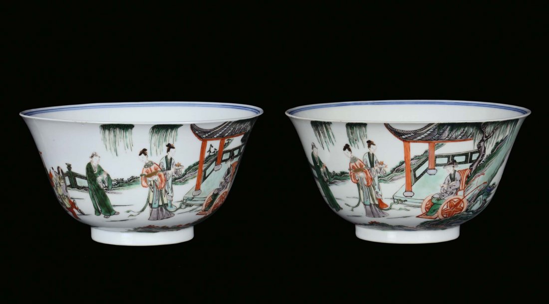 A pair of polychrome porcelain bowls with figures, Chin