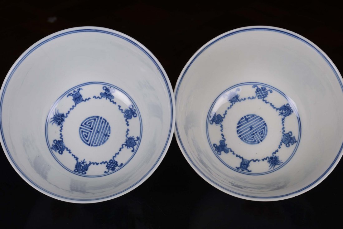 A pair of polychrome porcelain bowls with figures, Chin - 2