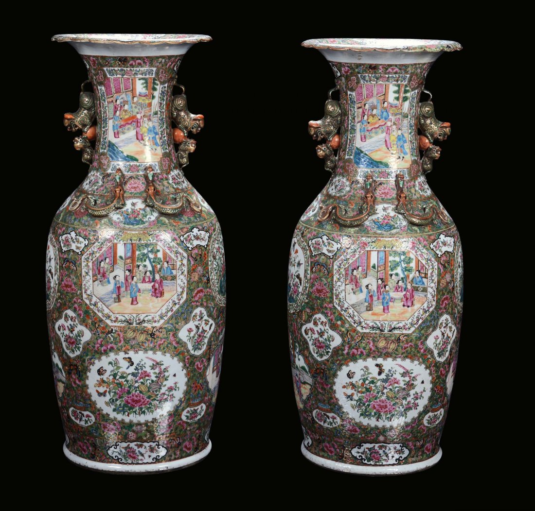 A pair of polychrome porcelain vases, Famille Rose, Chi