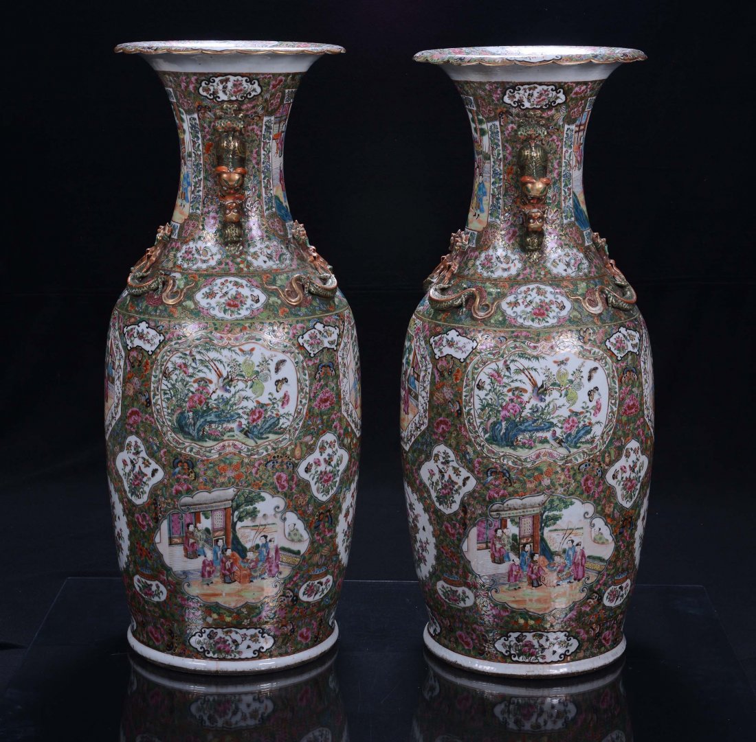 A pair of polychrome porcelain vases, Famille Rose, Chi - 2