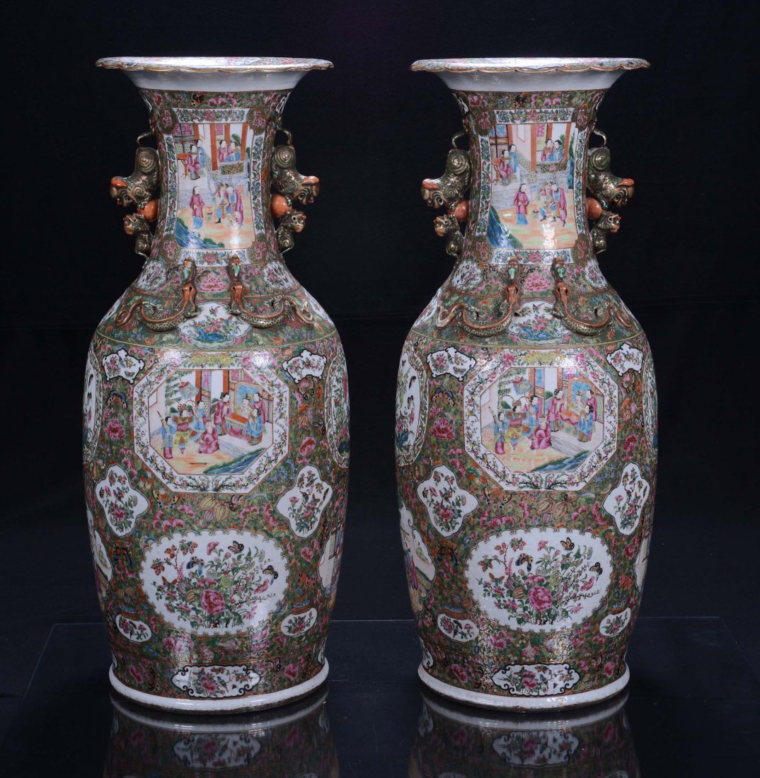 A pair of polychrome porcelain vases, Famille Rose, Chi - 3