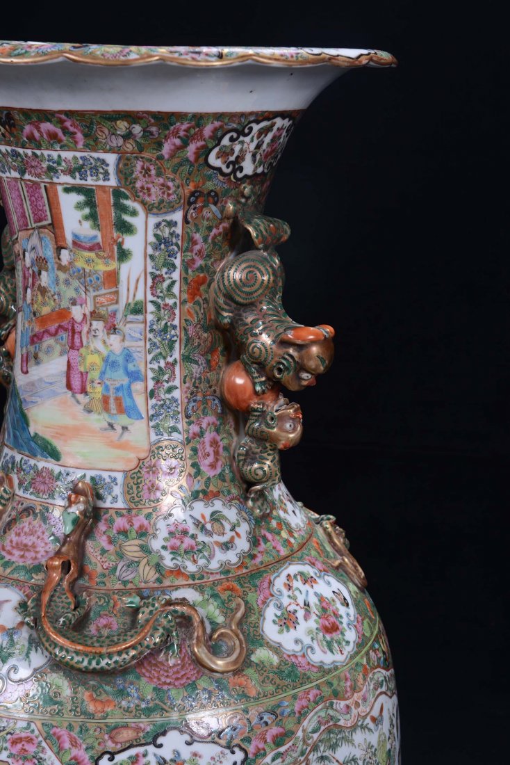 A pair of polychrome porcelain vases, Famille Rose, Chi - 4