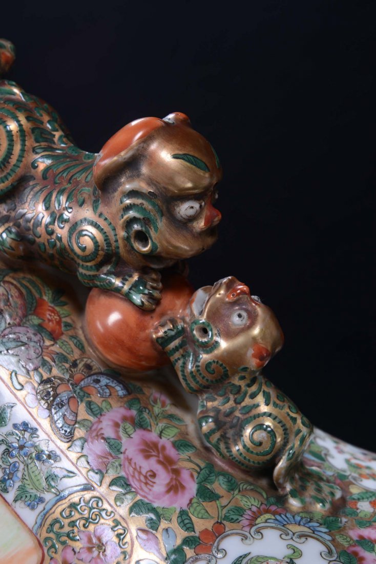A pair of polychrome porcelain vases, Famille Rose, Chi - 5