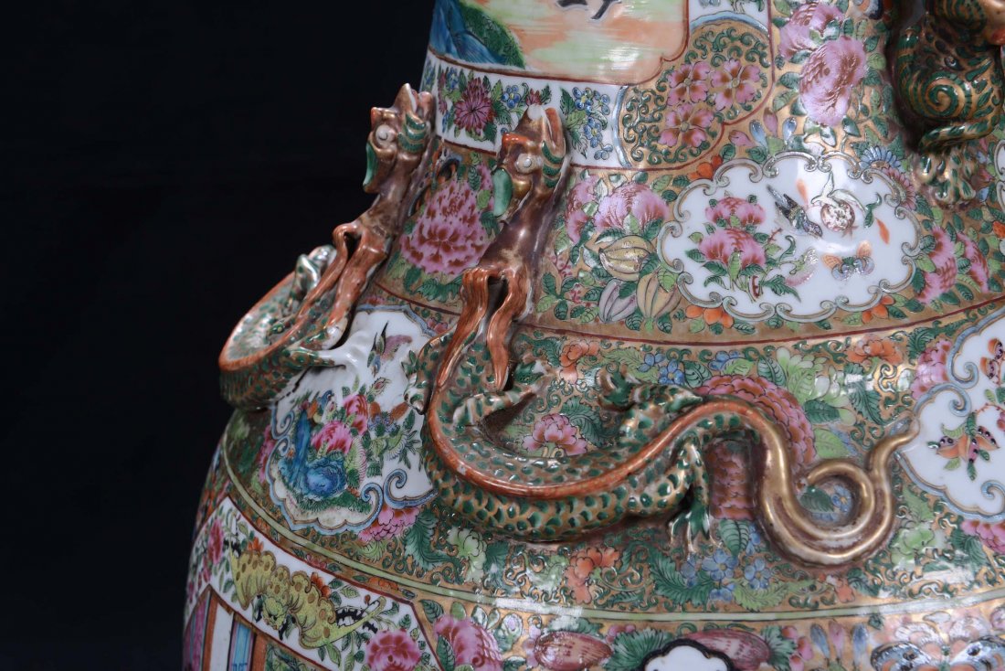 A pair of polychrome porcelain vases, Famille Rose, Chi - 6