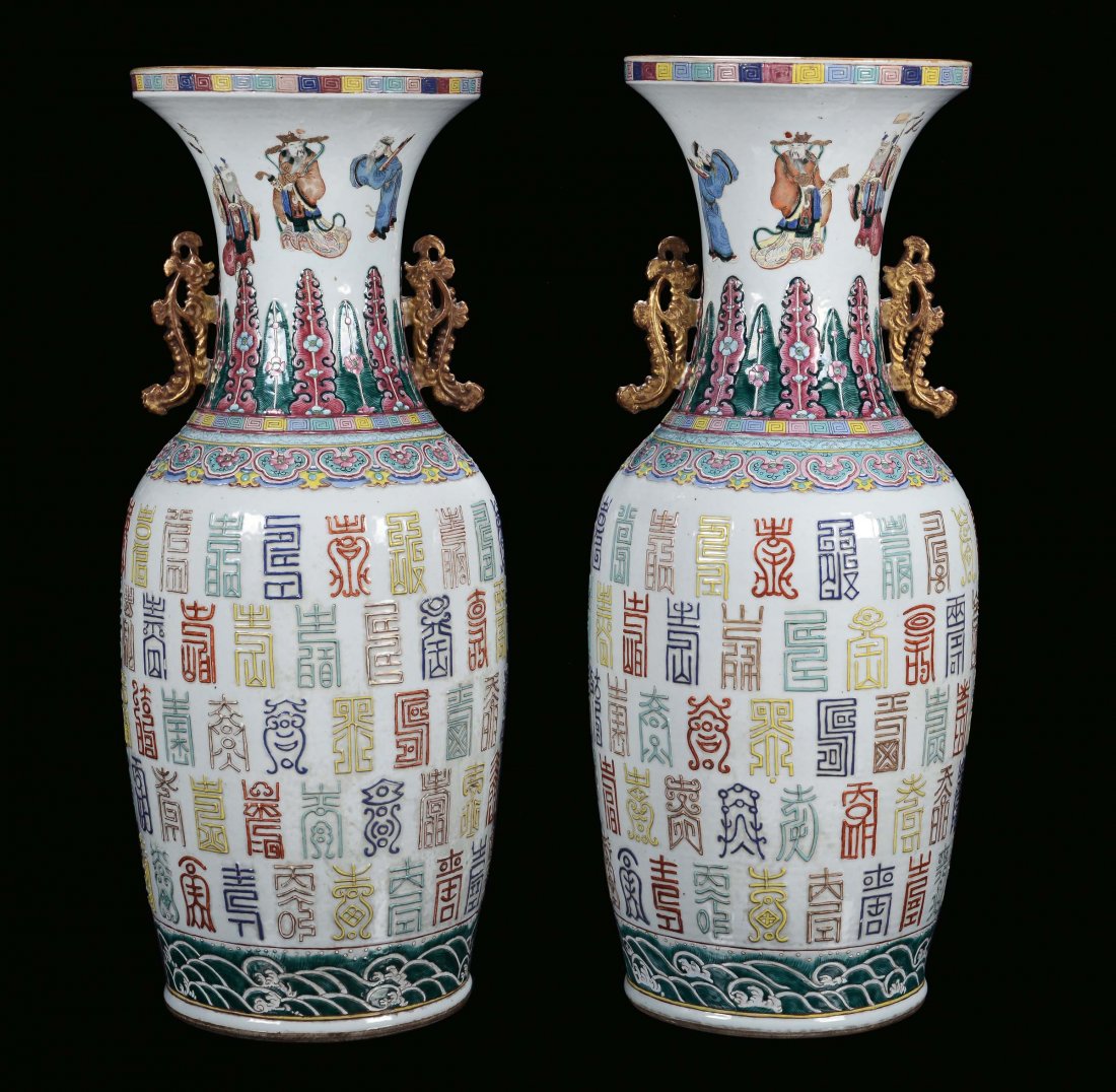 A rare pair of polychrome porcelain vase, Famille Rose,