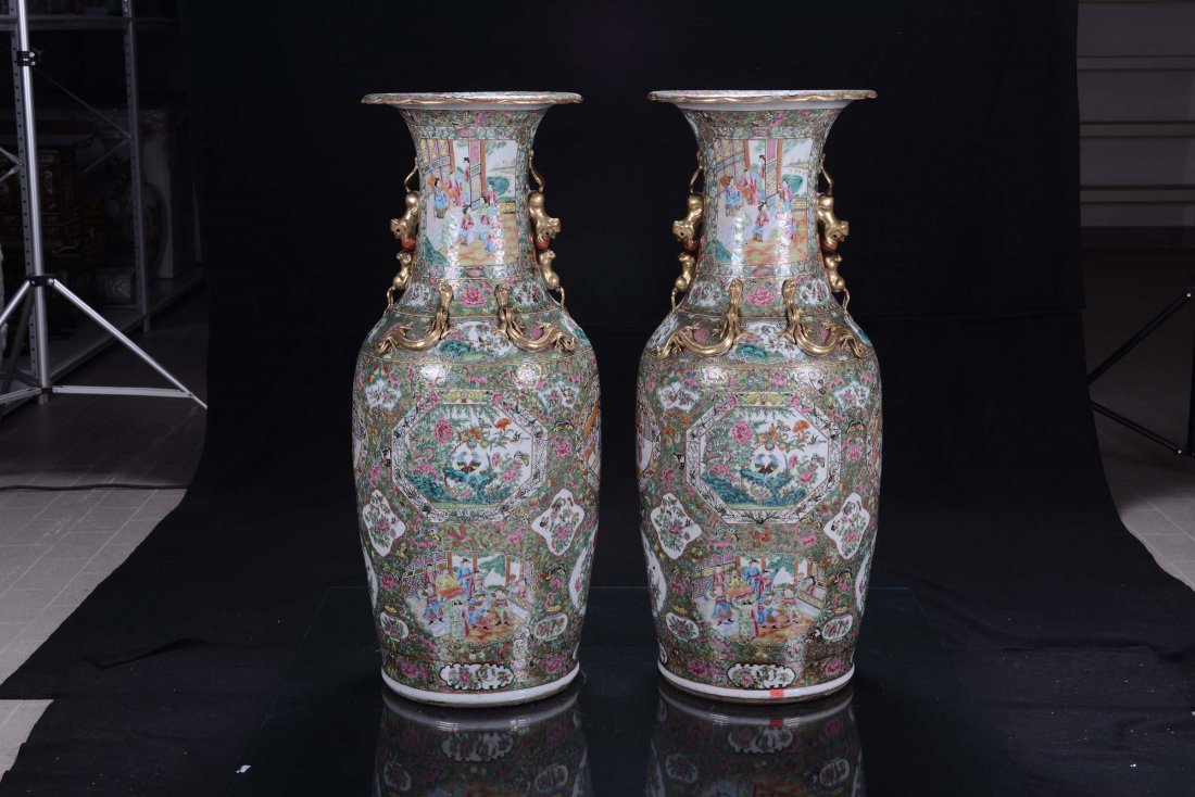 A pair of polychrome porcelain Famille Rose vases, Chin - 2