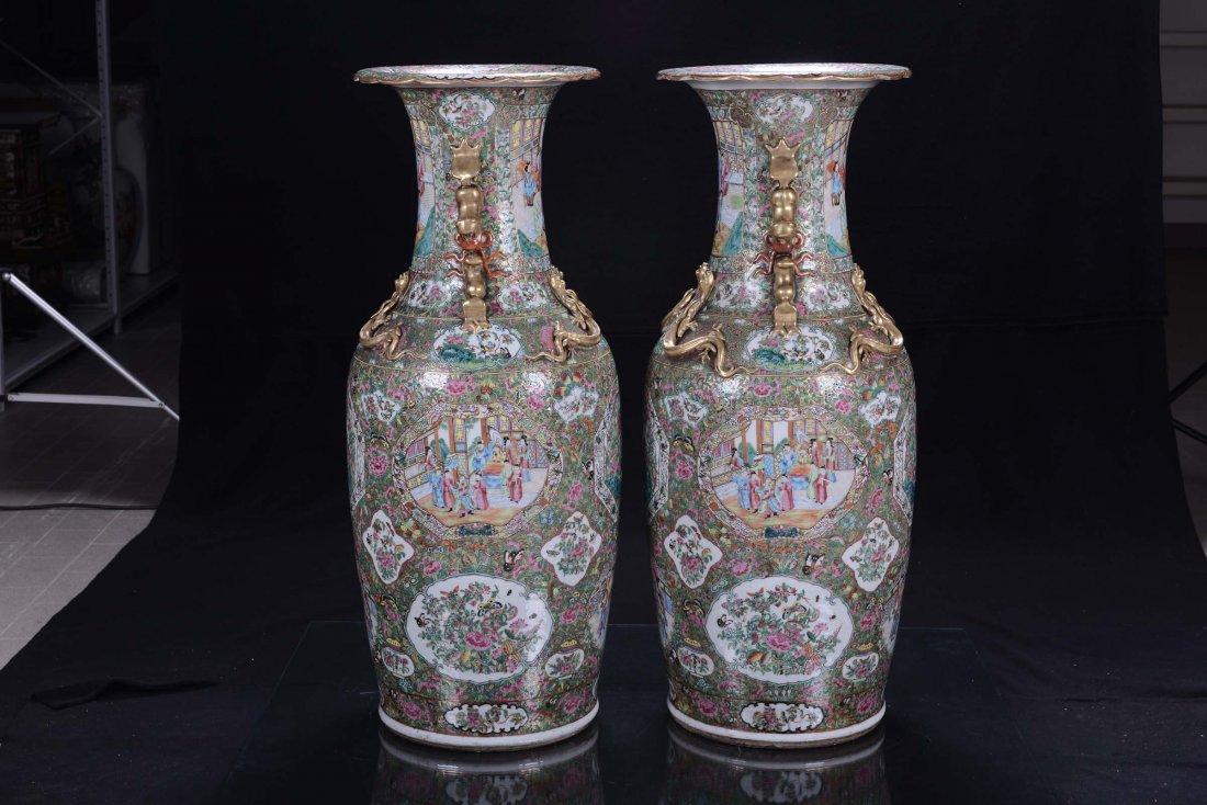 A pair of polychrome porcelain Famille Rose vases, Chin - 3