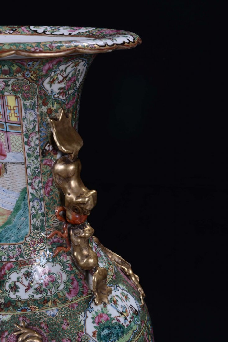 A pair of polychrome porcelain Famille Rose vases, Chin - 4
