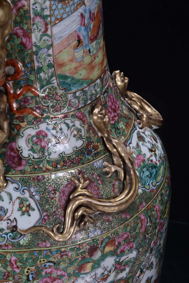 A pair of polychrome porcelain Famille Rose vases, Chin - 5