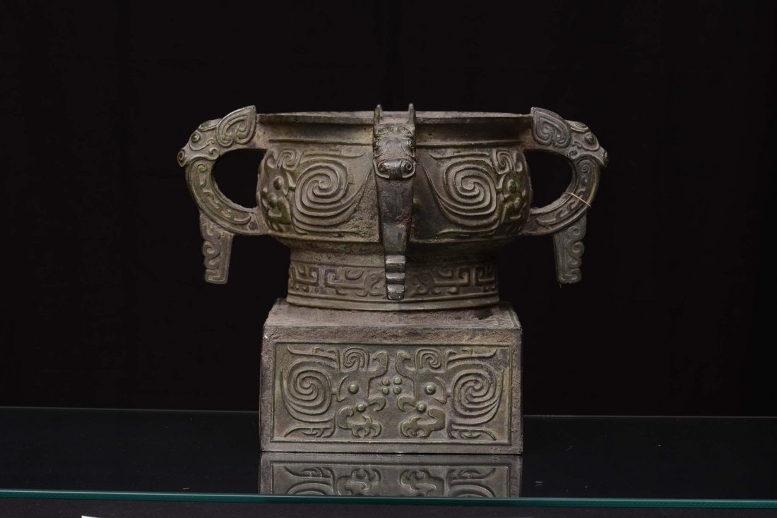 A bronze vase, archaic shape, with handles in the shape - 2