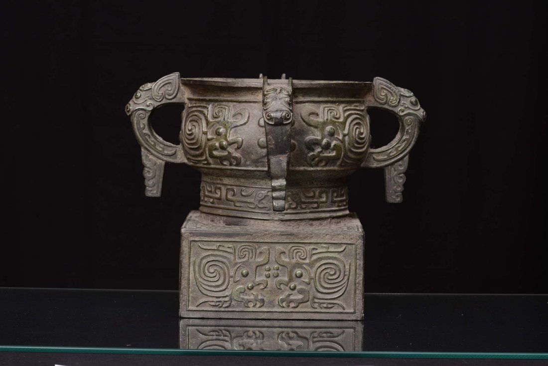 A bronze vase, archaic shape, with handles in the shape - 3