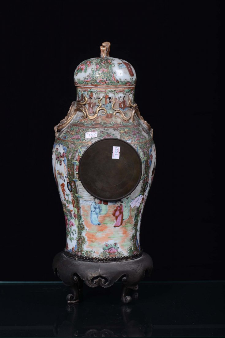 A Canton porcelain vase, modified into a clock, China 1 - 2