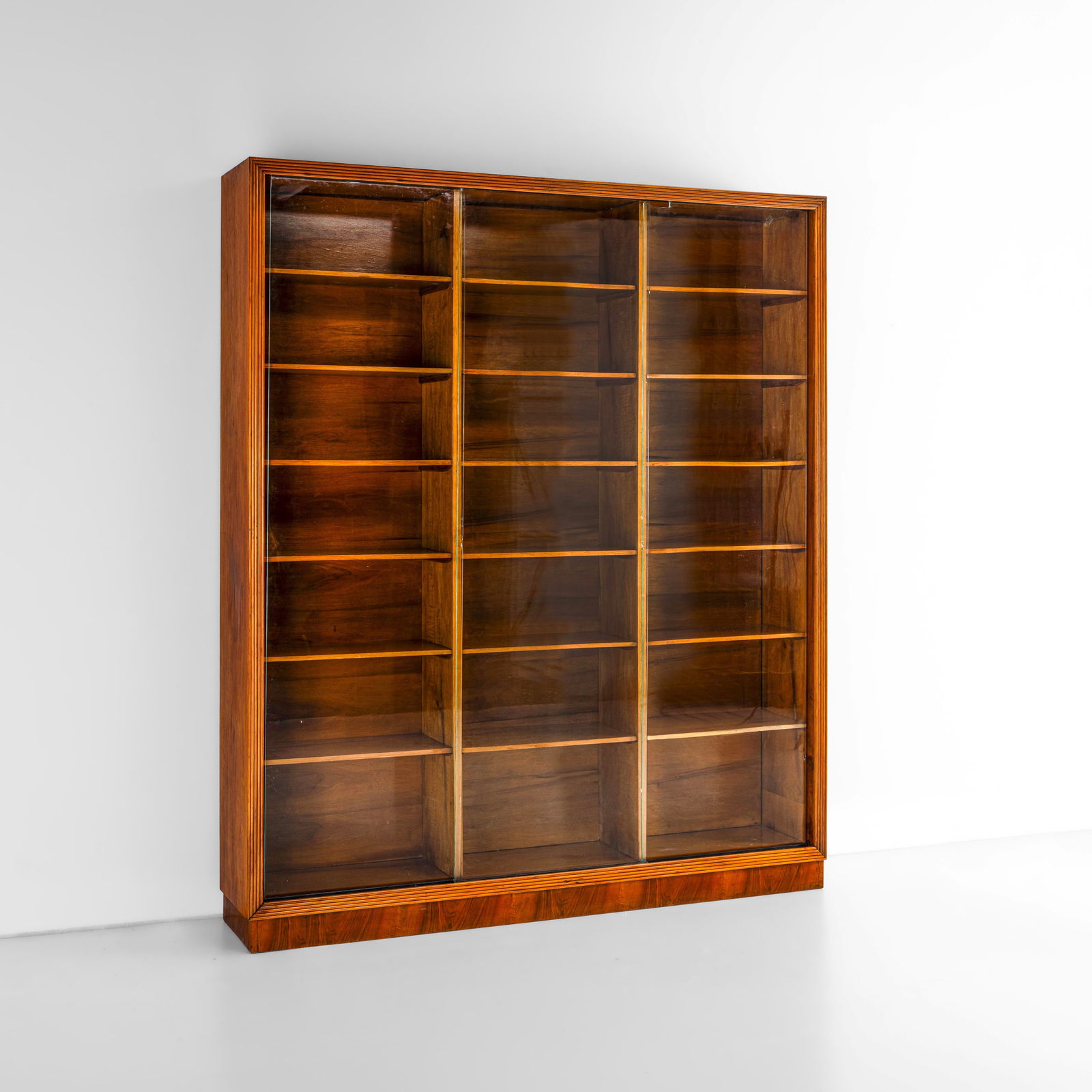 Gio Ponti Libreria: Struttura in legno, ante scorrevoli in vetro. Disegno originale per gli Uffici Vetrococke a Milano. Certificato di autenticità Gio Ponti Archives. Prod. Italia, 1939.