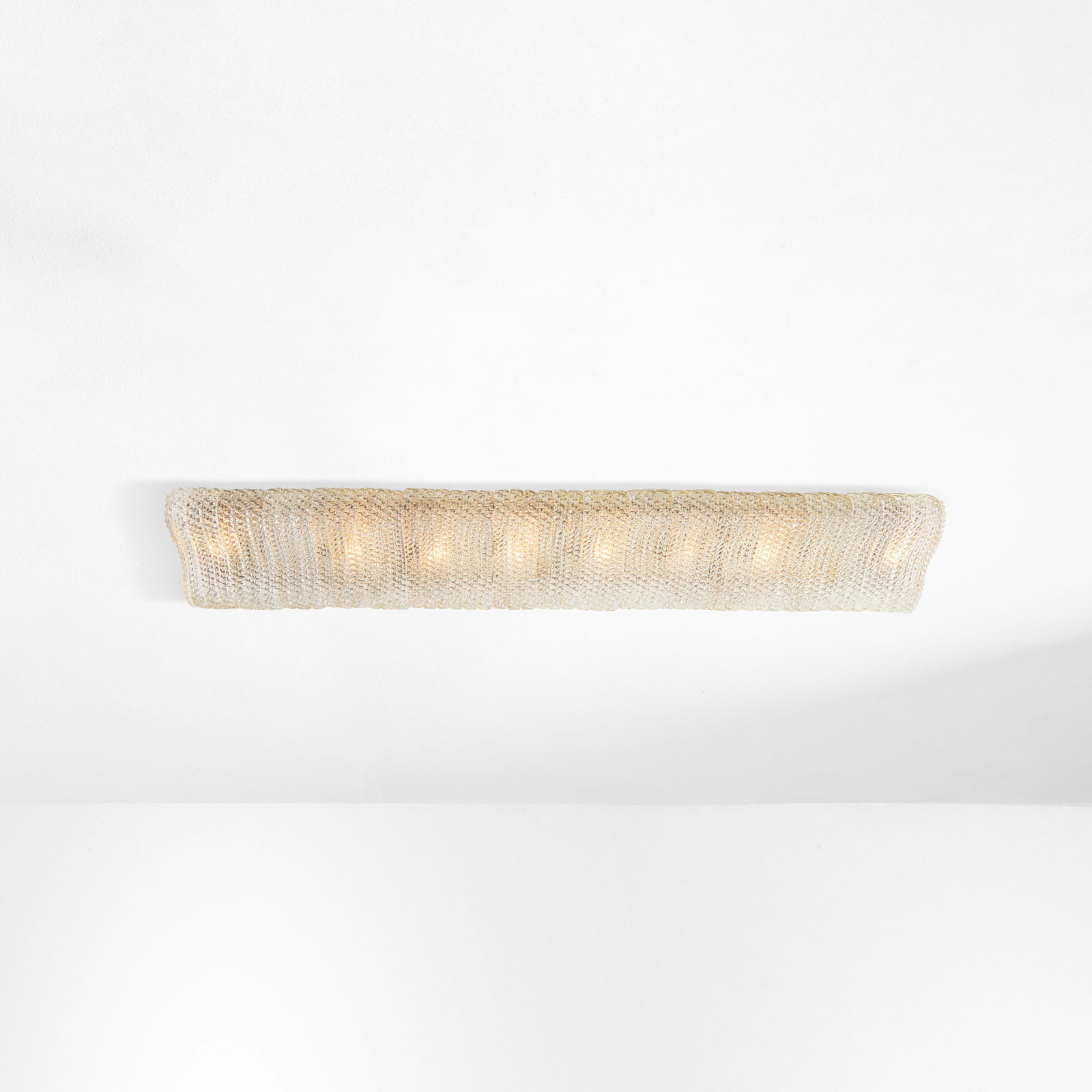 Carlo Scarpa Grande lampada a plafone: Struttura in metallo, diffusori in vetro di Murano cordonato. Dettagli in ottone. Prod. Venini, Italia, 1930 ca.
