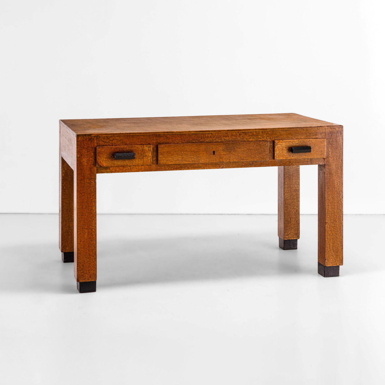 Giuseppe Pagano Pogatschnig e Gino Levi Montalcini Scrivania: Struttura e piano in legno rivestiti in buxus e puntali e maniglie in legno ebanizzato. Dettagli in metallo. Prod. FIP, Italia, 1930 ca.