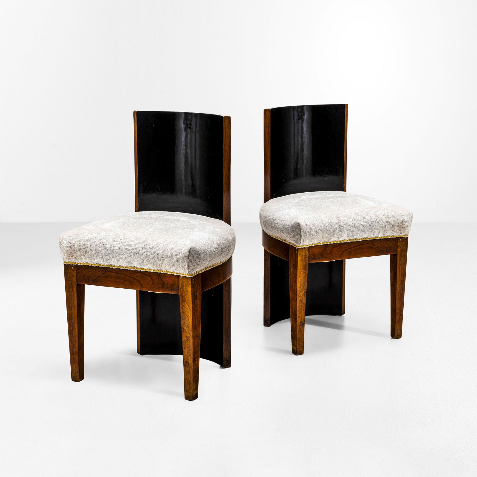 Franco Albini Due poltroncine: Struttura in legno e legno ebanizzato. Rivestimento in tessuto. Prod. Dassi, Italia, 1931. I. de Guttry, M. P. Maino, Il mobile déco italiano, p. 13, Laterza, 1988 U. La Pietra, Gio Ponti,