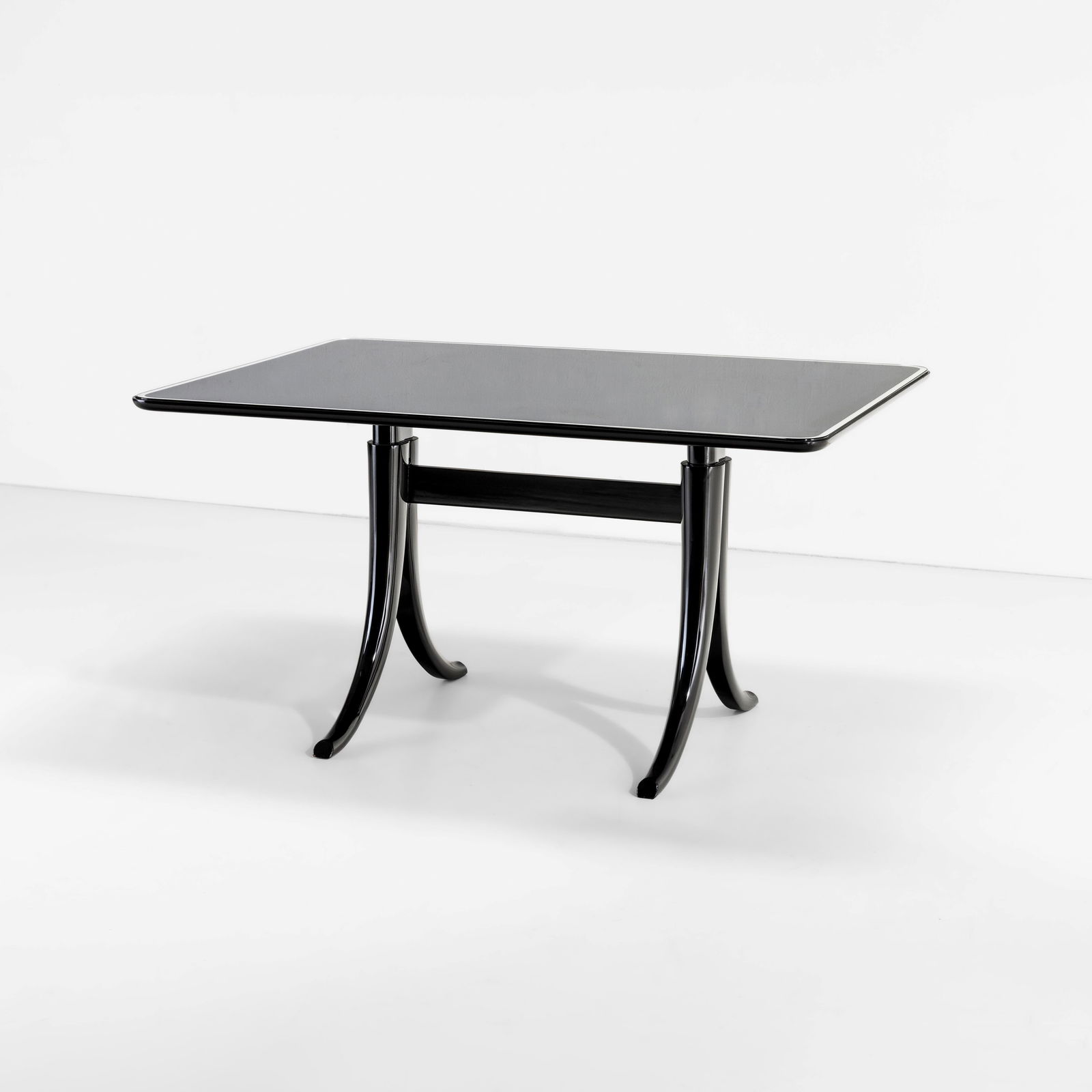 Pietro Chiesa Tavolo mod. 1012: Struttura in legno e piano in cristallo colorato specchiato. Marchio Fontana Arte FX impresso a fuoco. Prod. Fontana Arte, Italia, 1940 ca. Catalogo originale