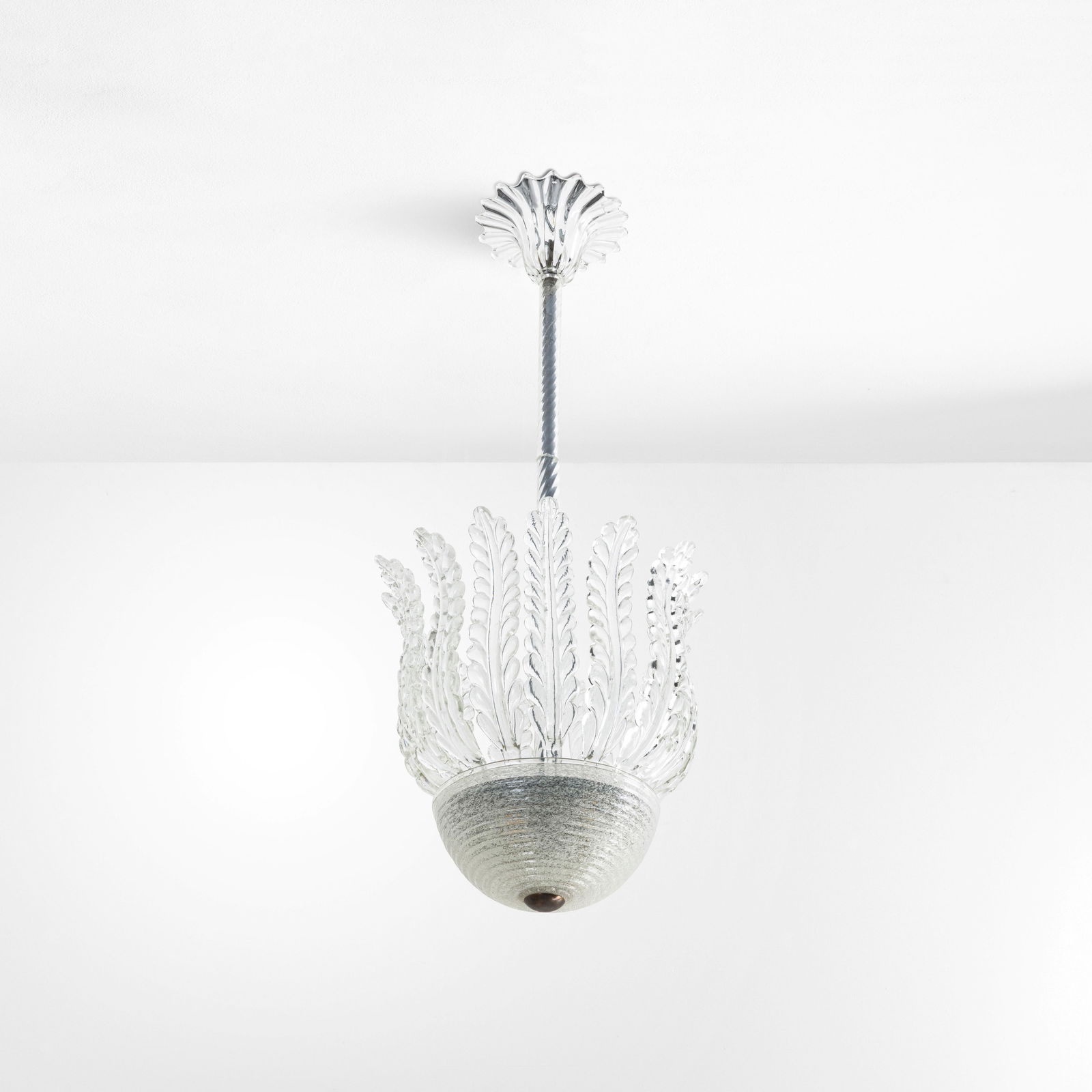 Seguso Lampada a sospensione: Struttura e dettagli in ottone ed elementi diffusore in vetro di Murano trasparente e a bollicine. Prod. Seguso, Italia, 1940 ca.