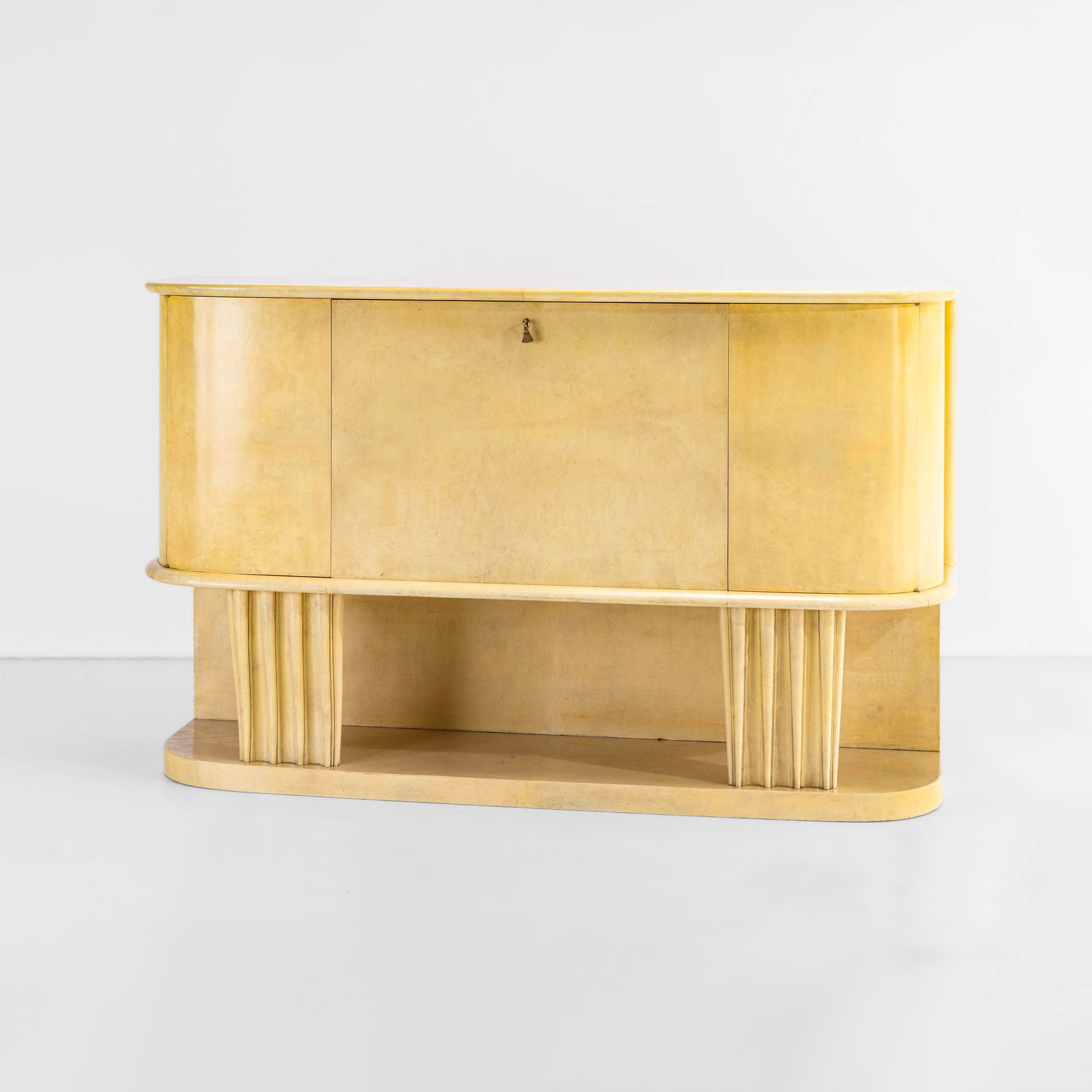 Osvaldo Borsani Grande mobile contenitore luminoso.: Struttura in legno, rivestimento in pergamena. Interni in legno, cristallo e cristallo specchiato. Dettagli in ottone. Prod. ABV Arredamenti Borsani Varedo, Italia, 1940 ca. (modelli simili) G. Bosoni