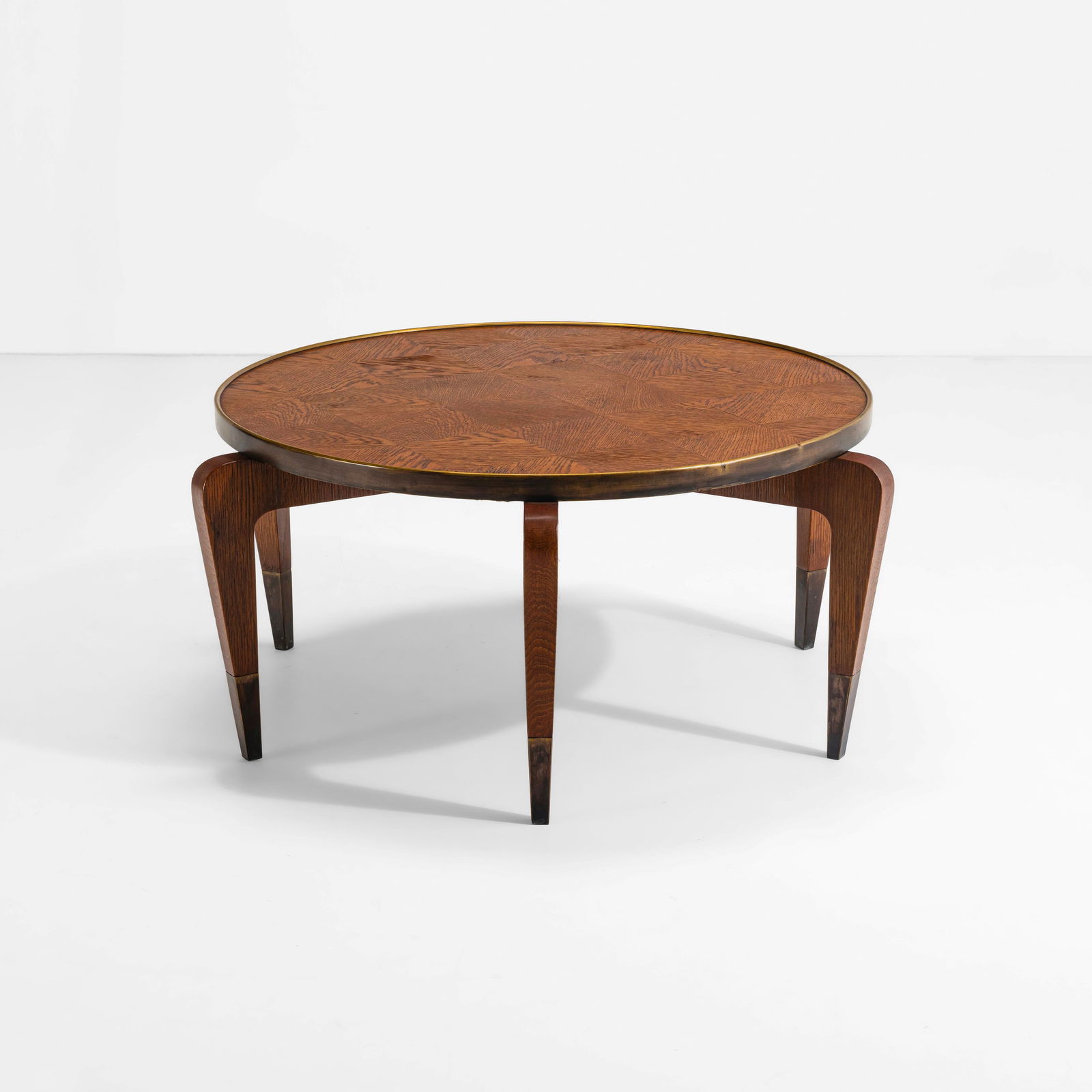 Gio Ponti Tavolo basso: Struttura in legno e puntali in ottone, piano il legno impiallacciato e bordo perimetrale in ottone. Certificato di autenticità Gio Ponti Archives. Prod. Italia, 1930 ca.