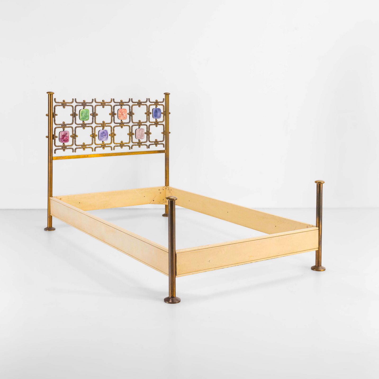 Osvaldo Borsani e Arnaldo Pomodoro Letto: Struttura in ottone e ottone smaltato. Prod. ABV Arredamenti Borsani Varedo, Italia, 1960 ca. R. Aloi, L'Arredamento moderno Settima serie, p. 295, Hoepli 1964 (a cura di) T. Fantoni, N. Foster,