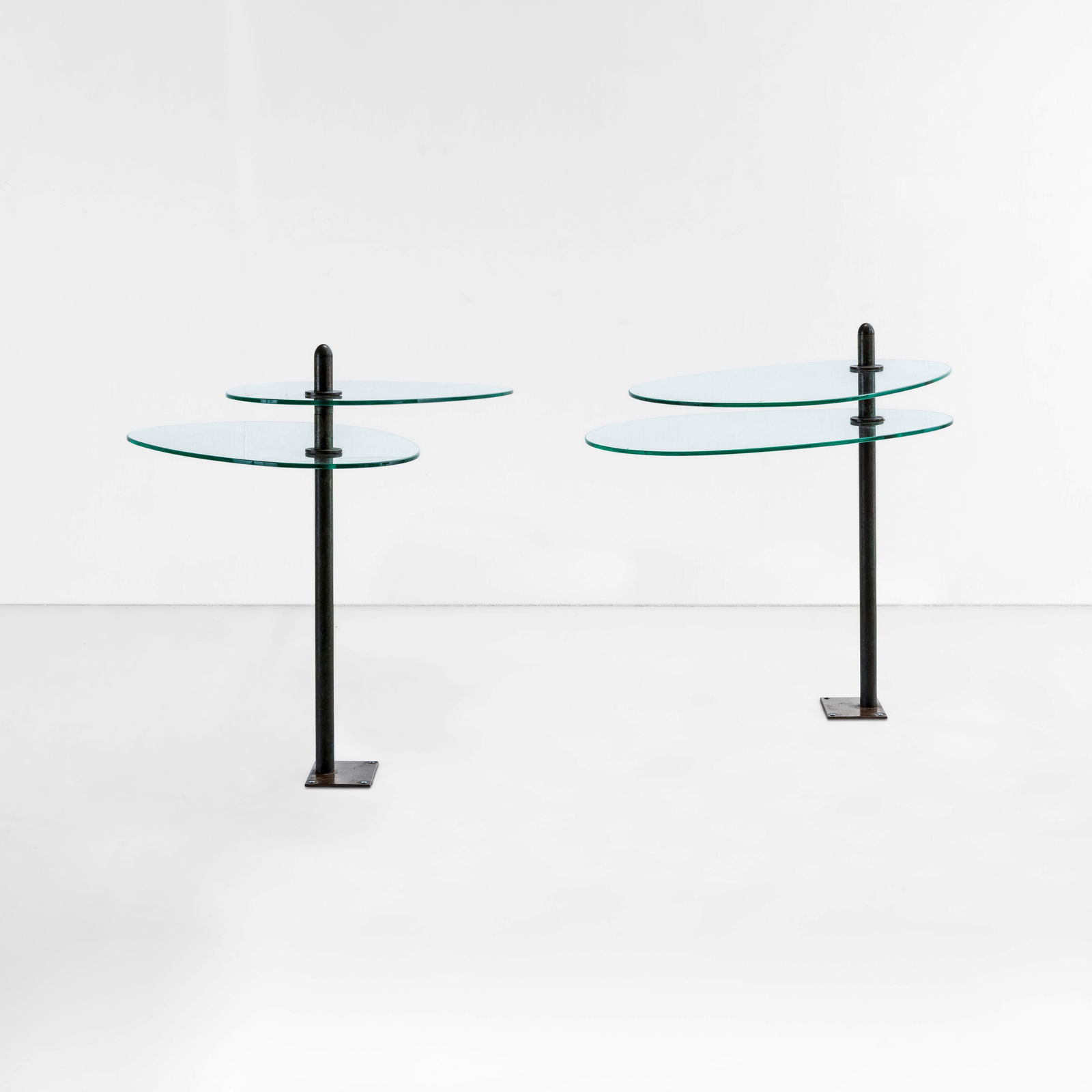 Osvaldo Borsani Due comodini: Struttura in ottone patinato, piani in cristallo molato temprato. Marchio originale. Prod. ABV Arredamenti Borsani Varedo, Italia, 1940 ca. I. de Guttry, M. P. Maino, Il Mobile Italiano degli anni