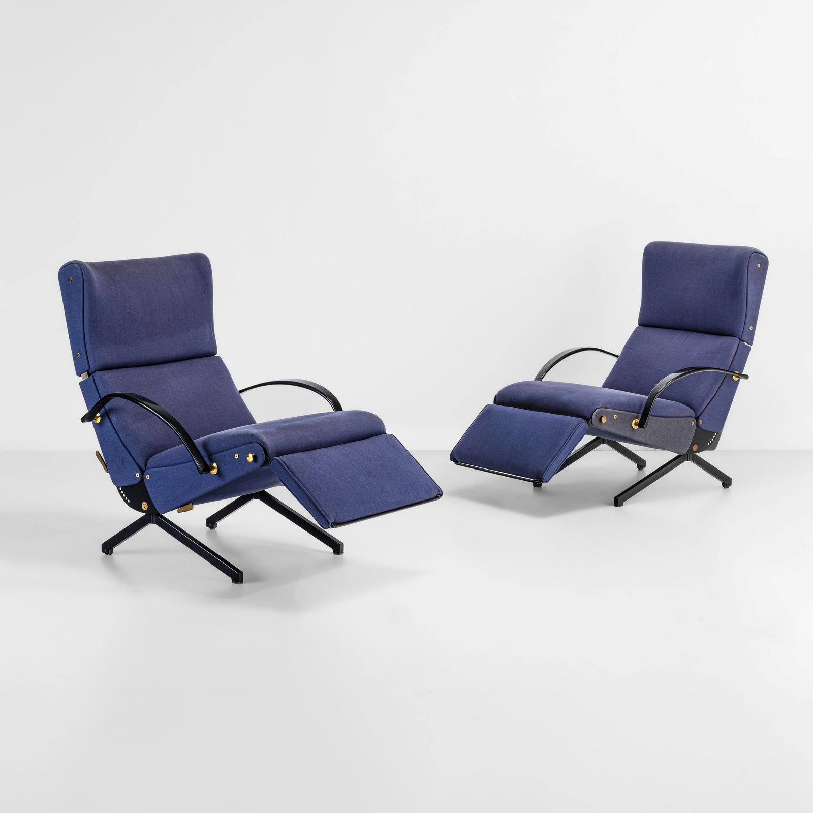 Osvaldo Borsani Due poltrone reclinabili mod. P40: Struttura in metallo laccato e rivestimenti in tessuto. Braccioli in gomma e particolari in ottone. Marchio originale. Prod. Tecno, Italia, 1950 ca. G. Bosoni, Osvaldo Borsani architetto, designer, im