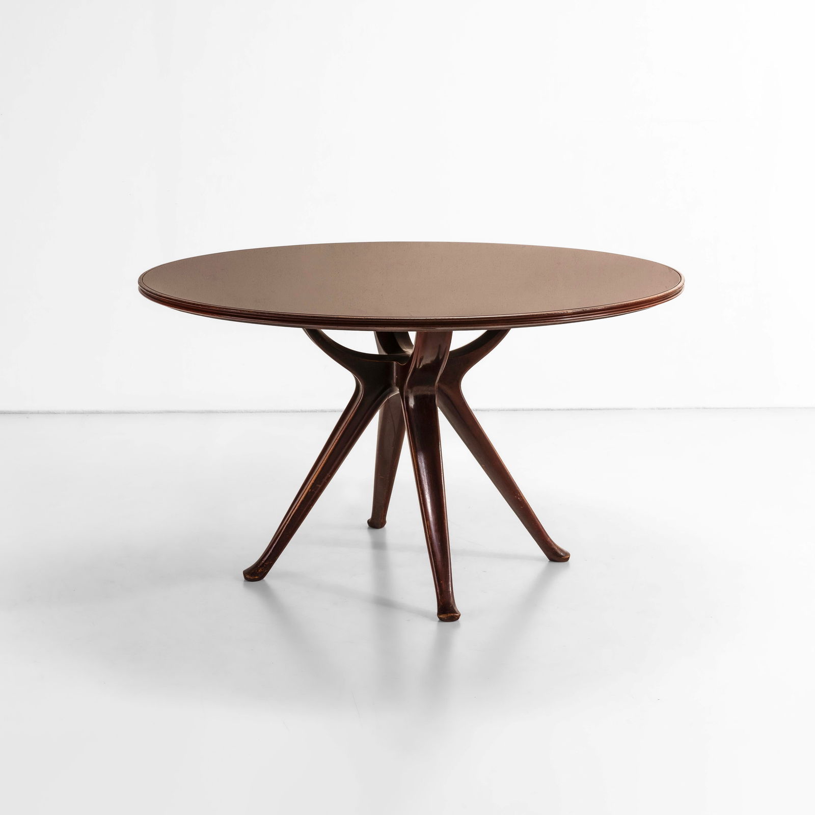 Osvaldo Borsani Tavolo mod. 7387: Struttura in legno, pano in cristallo colorato. Prod. ABV Arredamenti Borsani Varedo, Italia, 1954. G. Bosoni, Osvaldo Borsani, architetto, designer, imprenditore, p. 374, Skira, 2018 I. de