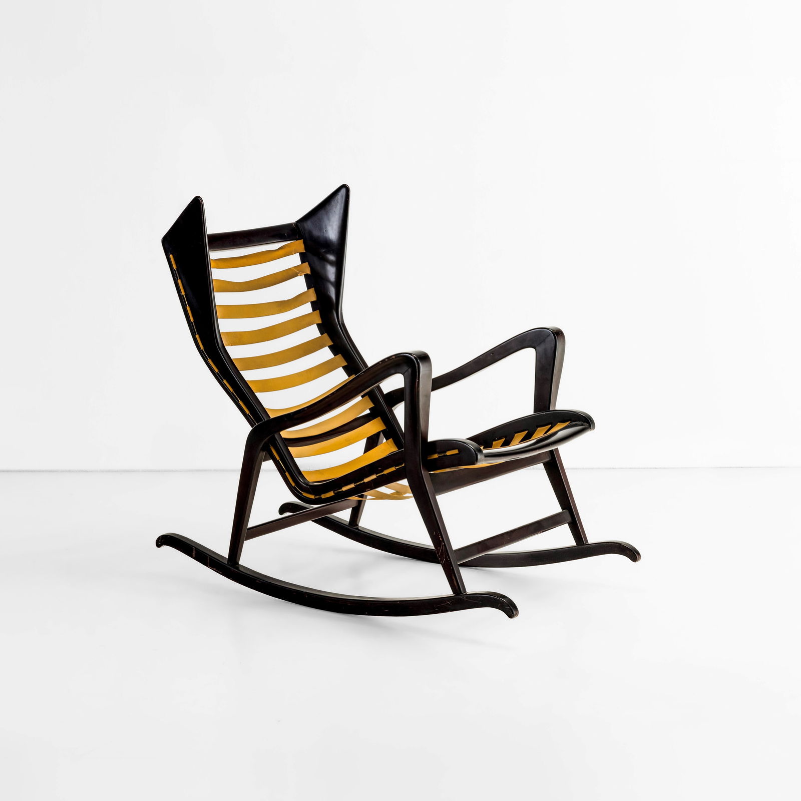 Studio Tecnico Cassina Poltrona a dondolo mod. 572: Struttura in legno. Prod. Cassina, Italia, 1955. I. de Guttry, M. P. Maino, Il mobile italiano degli anni ‘40 e ‘50, p. 133, Laterza, 1992.