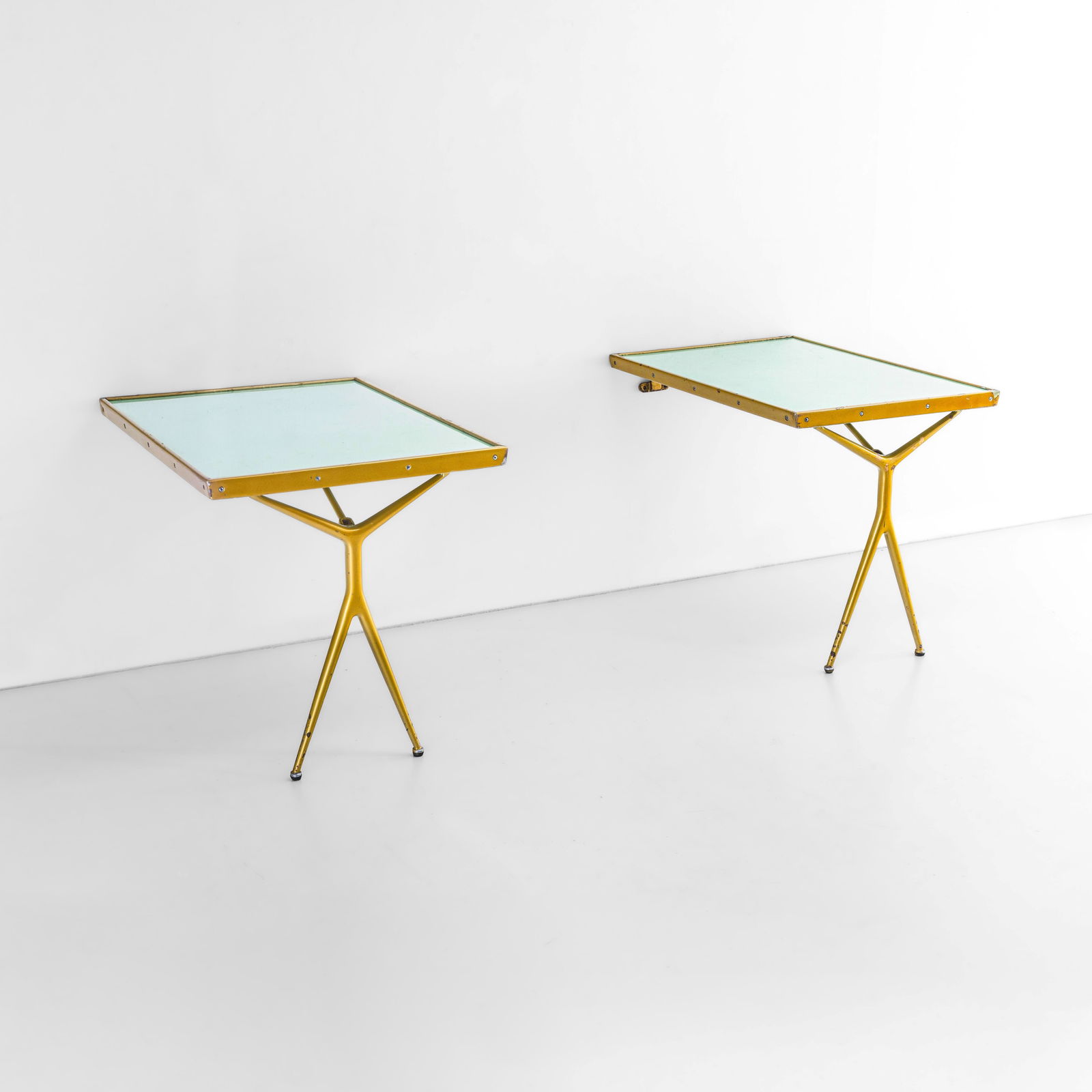 Gio Ponti e Giulio Minoletti Due tavoli pieghevoli a parete (1 of 2)