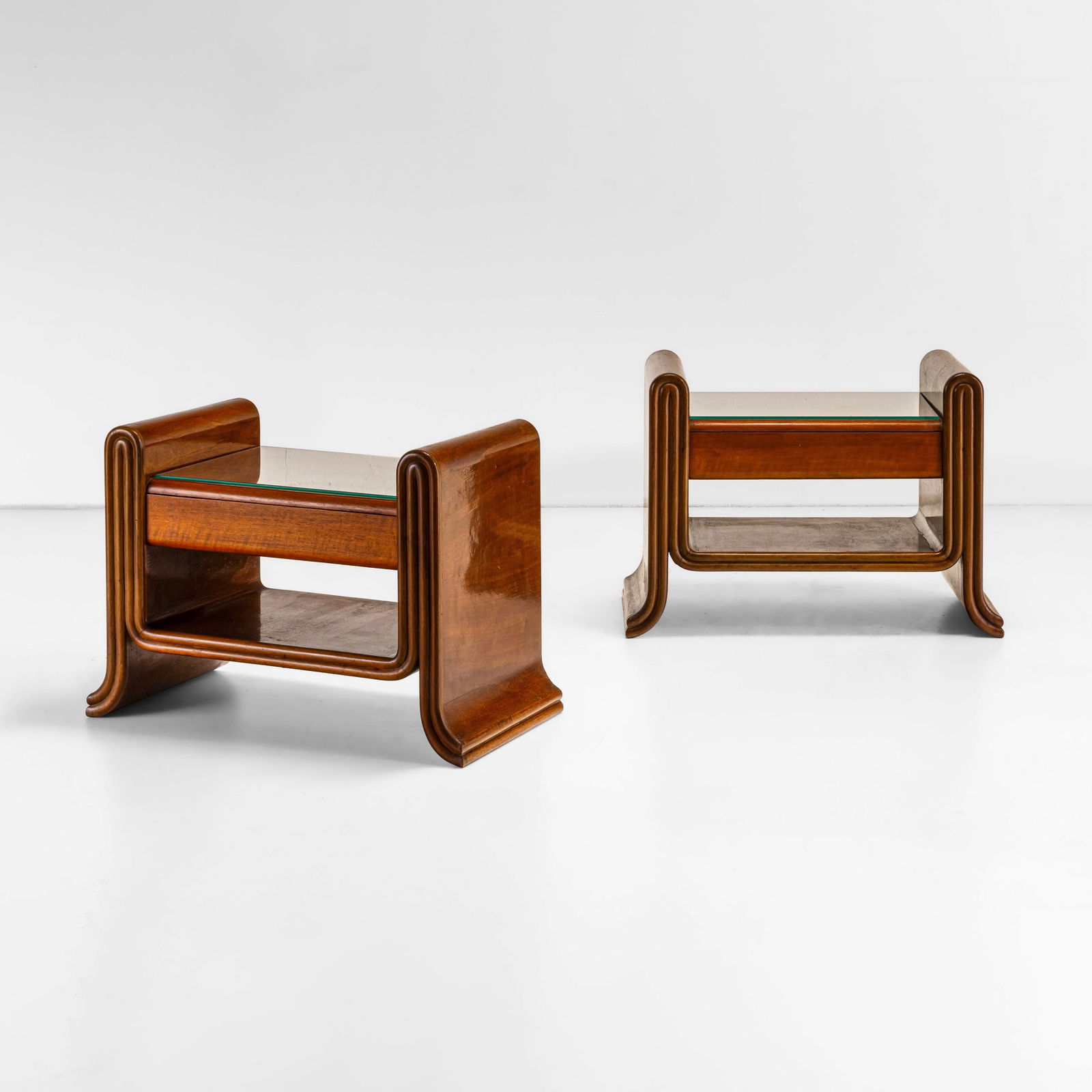 Valzania Due comodini: Struttura in legno, piano in vetro. Marchio originale. Prod. Valzania, Italia, 1950 ca.