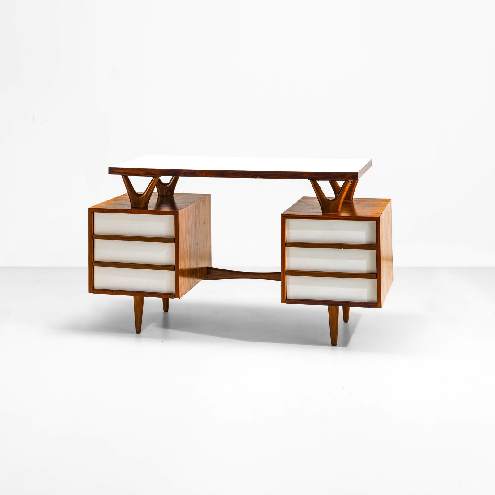 Moveis Luxor Scrivania: Struttura in legno e piano e cassetti in laminato. Etichetta originale. Prod. Brasile, 1960 ca.