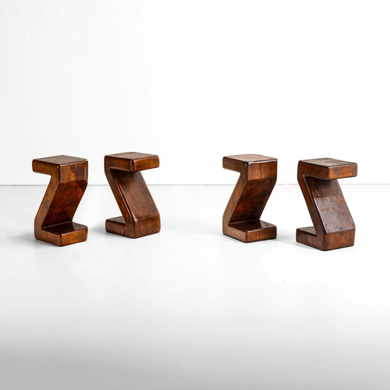 José Zanine Caldas Quattro sgabelli della série Mòveis Denùncia: Struttura e piano in legno scolpito. Certificato di autenticità. Prod. Oficina de Nova Viçosa, Brasile, 1970 ca.