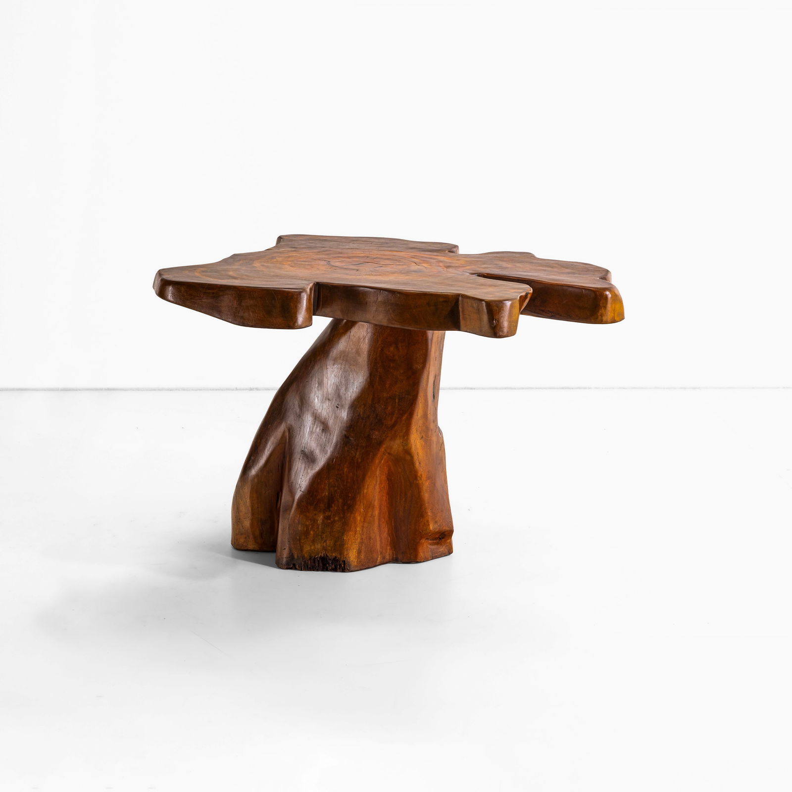 José Zanine Caldas Tavolo della série Mòveis Denùncia: Struttura e piano in legno scolpito. Certificato di autenticità. Prod. Oficina de Nova Viçosa, Brasile, 1970 ca.