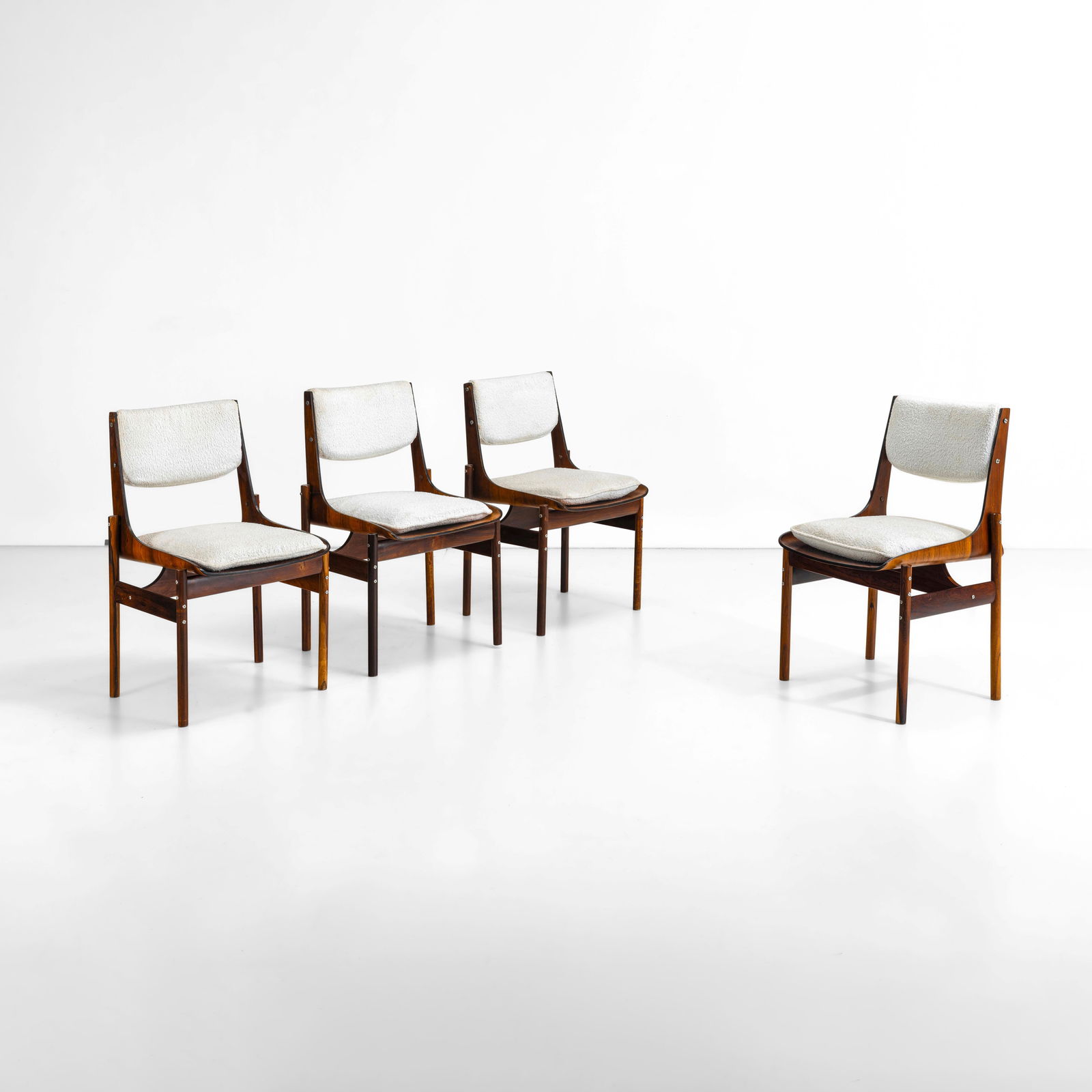 Jorge Zalszupin Quattro sedie: Struttura in legno, rivestimento in tessuto. Prod. Brasile, 1960 ca.