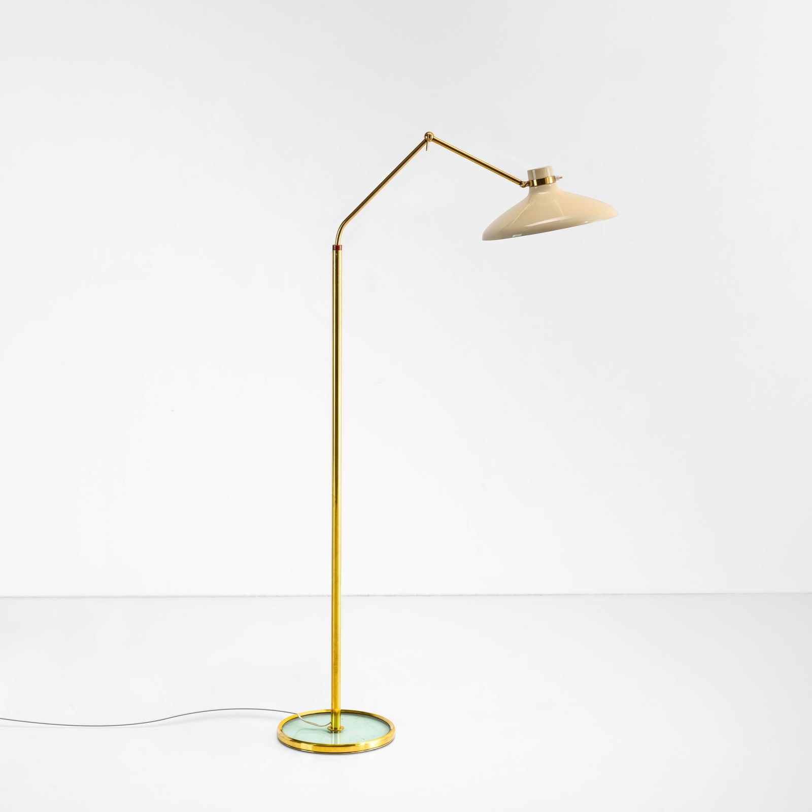 Gio Ponti Lampada da terra mod. 1967: Struttura orientabile in ottone con base in cristallo molato. Diffusore in alluminio laccato. Disegno originale per l'Hotel Parco dei Principi. Prod. Fontana Arte, Italia, 1950 ca. Quaderni di