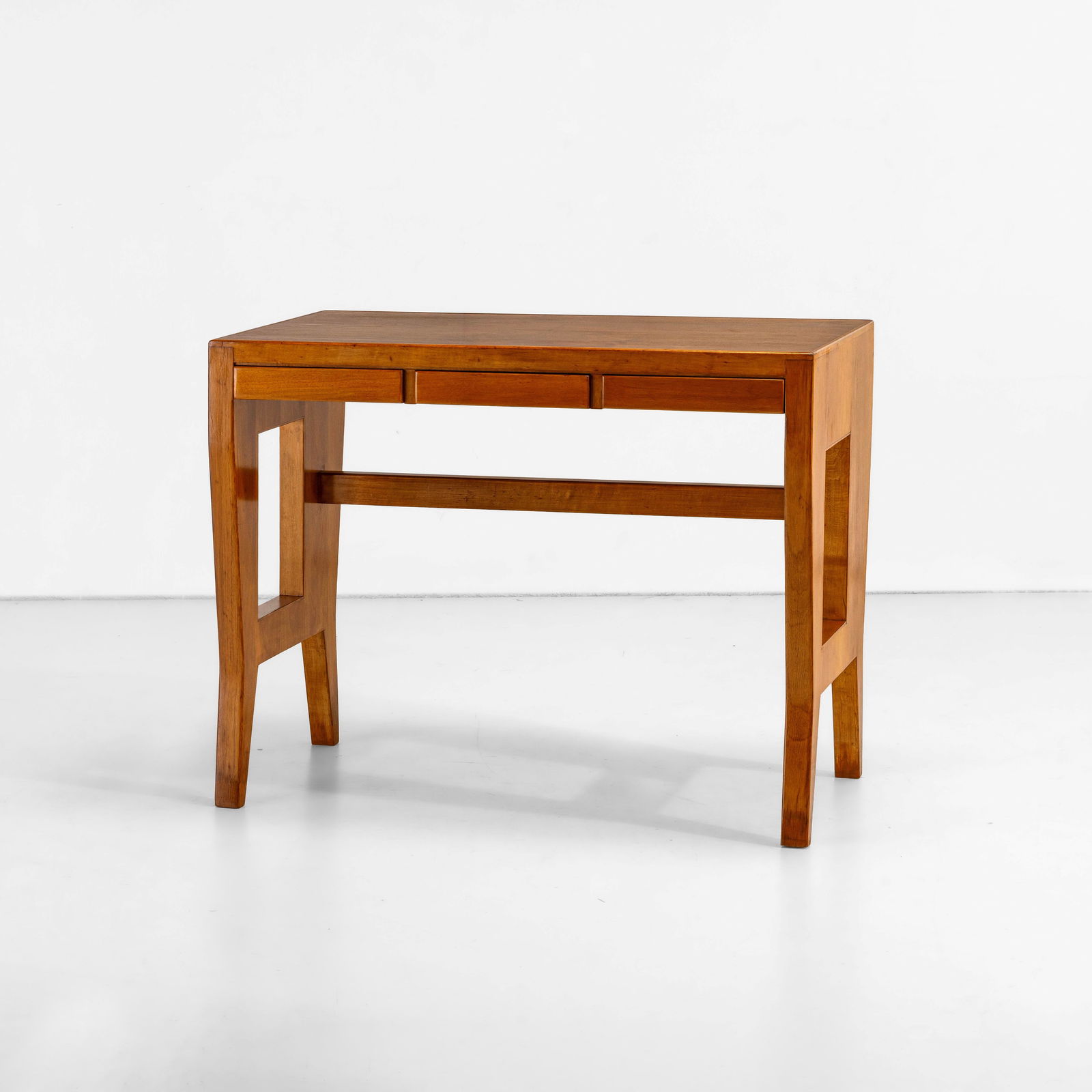 Gio Ponti Scrivania: Struttura, cassetti e sostegni in legno. Provenienti dagli arredi BNL. Prod. Italia, 1950 ca.