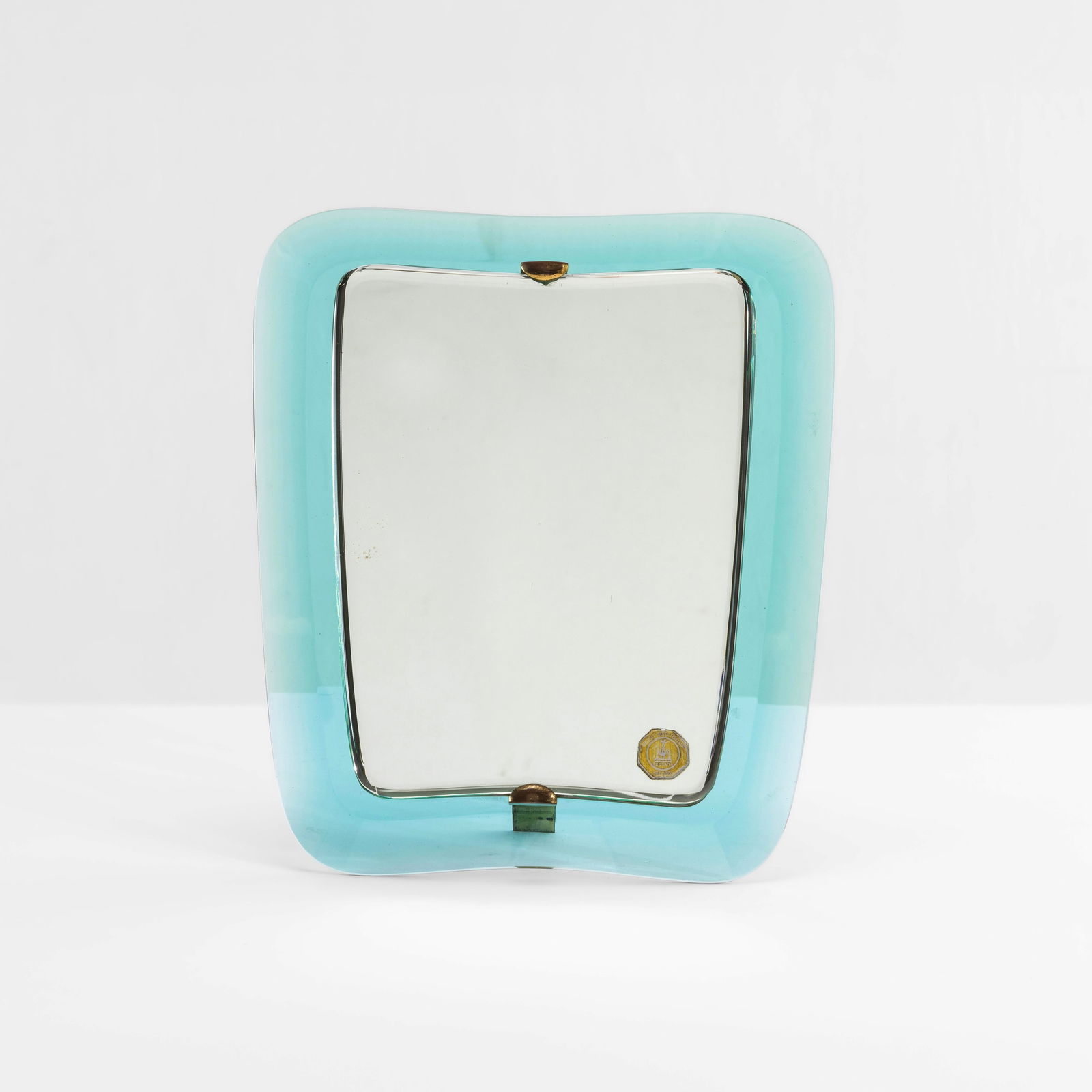 Fontana Arte Specchio da tavolo mod. 1564: Struttura in cristallo specchiato, legno e ottone. Cornice in cristallo colorato molato. Etichetta originale. Prod. Fontana Arte, Italia, 1950 ca. Documenti di archivio.