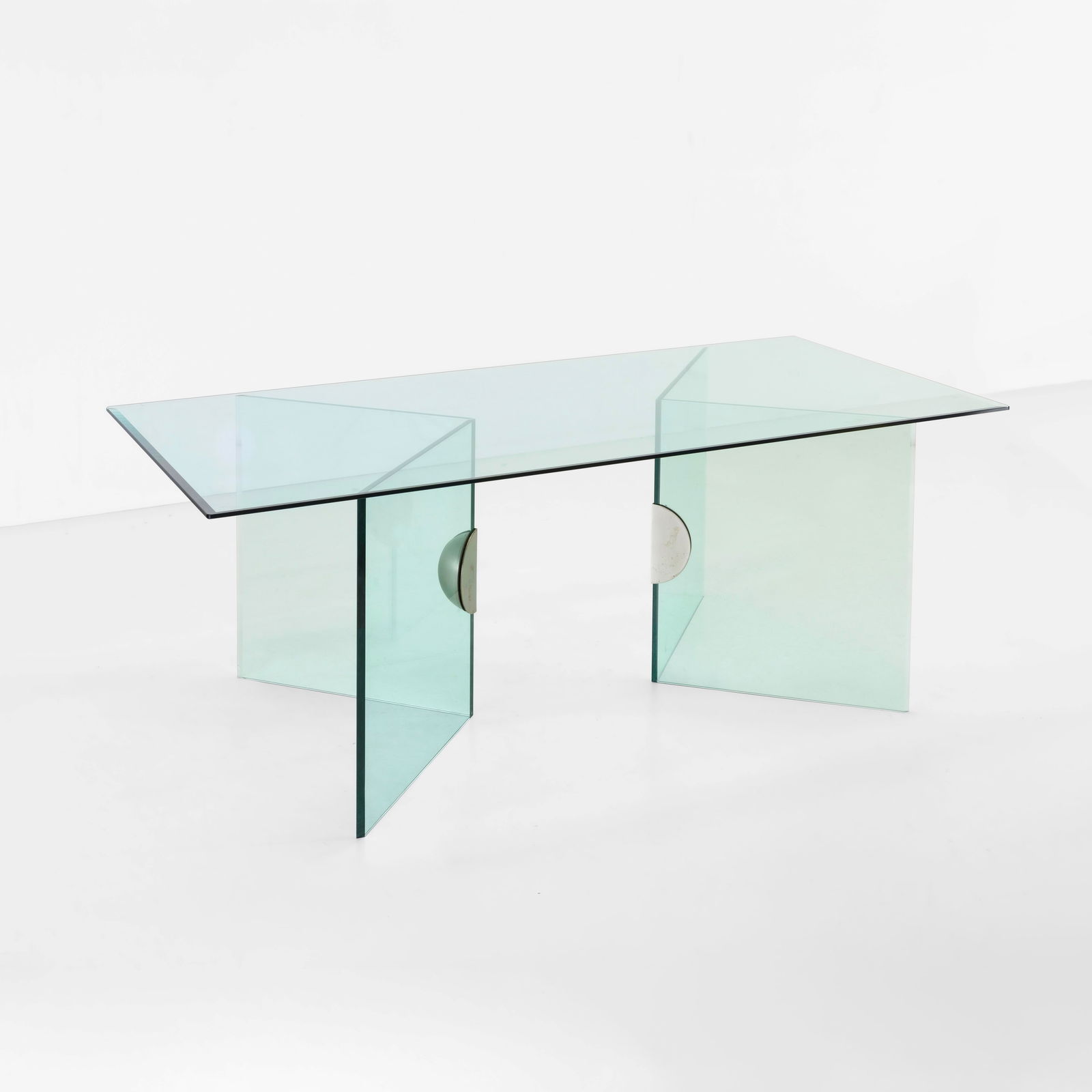 Gianni Celada Tavolo mod. Merlino: Struttura in lastre di vetro con giunzioni in ottone nichelato. Piano in vetro. Proveniente da una collezione privata - Milano Prod. Fontana Arte, Italia, 1970. G. Gramigna, Repertorio del design