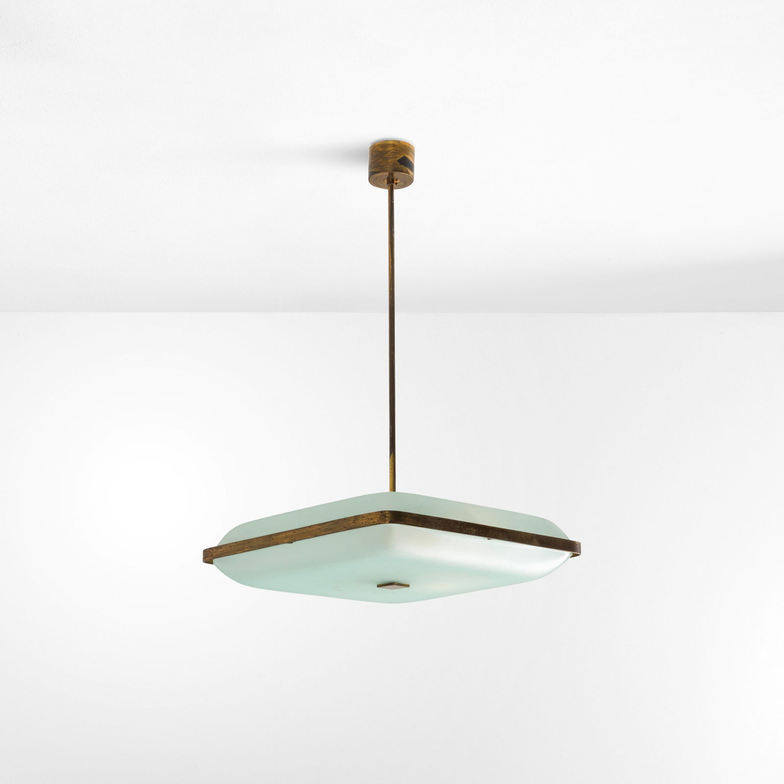 Fontana Arte Lampada a sospensione mod.2026: Struttura in ottone e vetro satinato. Prod. Fontana Arte, Italia, 1950 ca. Quaderni di Fontana Arte