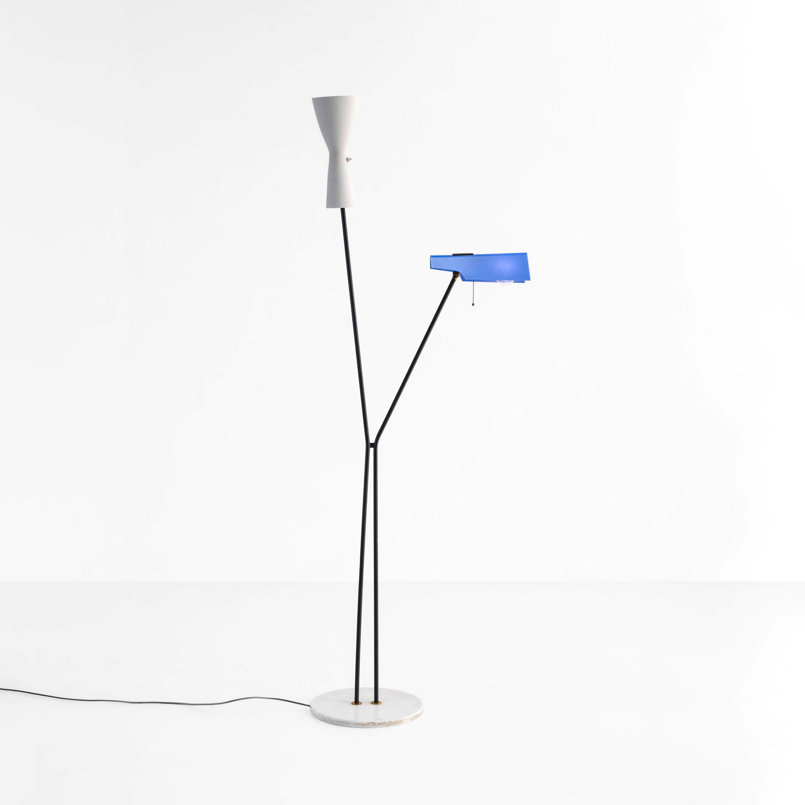 Stilnovo Lampada da terra: Struttura in metallo laccato. Base in marmo. Diffusori in metallo laccato e perspex. Prod. Stilnovo, Italia, 1950 ca. T. Bräuniger, Stilnovo Milano, Lumi Press, p. 55, 2025