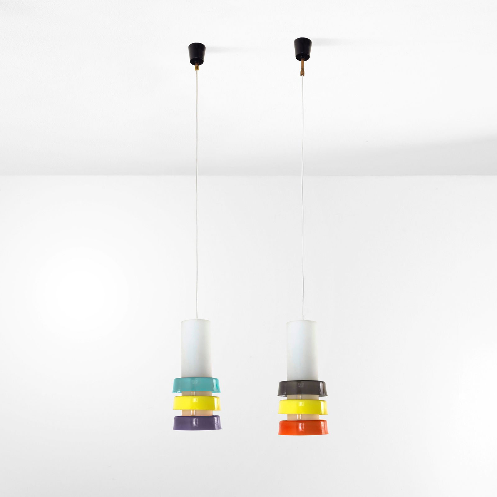 Stilnovo Due lampade a sospensione: Diffusore in vetro opalino ed elementi in perspex colorato. Prod. Stilnovo, Italia, 1960 ca. T. Bräuniger, Stilnovo Milano, Lumi Press, p. 269, 2025 (modello simile)