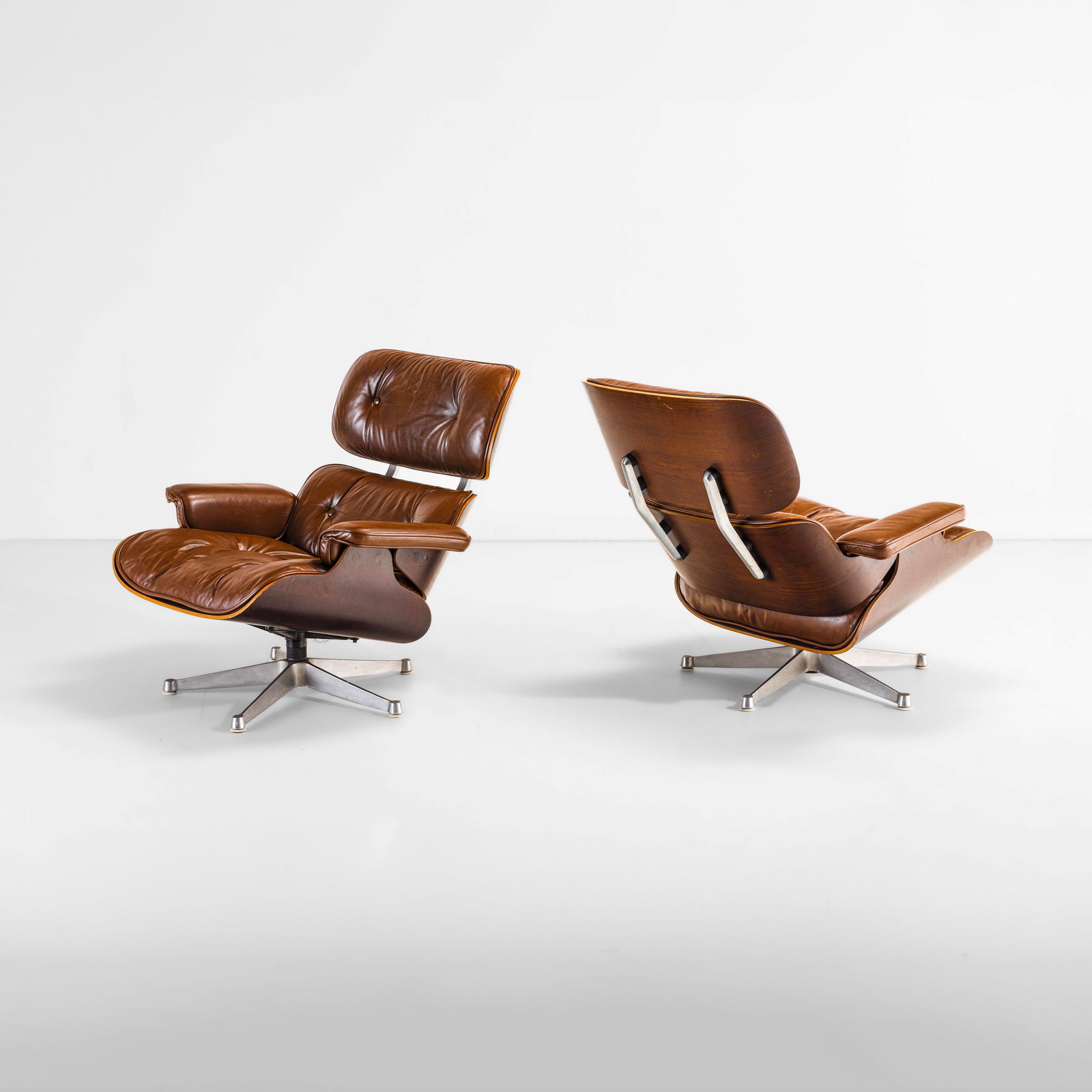 Charles & Ray Eames Due Lounge chair mod. 670: Struttura in legno compensato curvato sagomato e impiallacciato. Sostegni in alluminio e seduta con rivestimenti in pelle. Prod. ICF, Italia, 1960 ca. Eames Design, The Work of the Office of Charles a